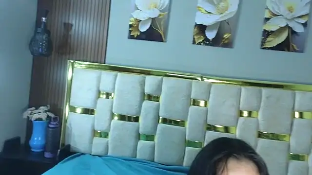  angela45cute online show from April 13, 2026, 3:54 am