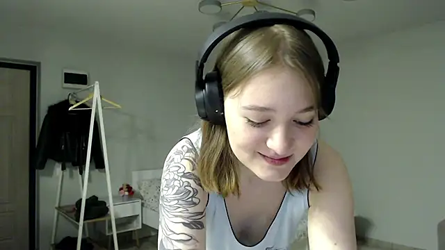 Snapshot of Mirrrra1 chatting on February 16, 2026, 7:56 pm Mirrrra1 online show from February 16, 2026, 7:56 pm