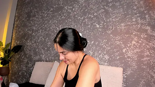 emma  summers online show from April 15, 2026, 7:40 pm