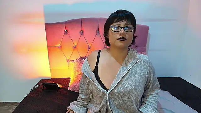 Snapshot of Angelic_17 chatting on February 13, 2026, 12:43 am Angelic 17 online show from February 13, 2026, 12:43 am