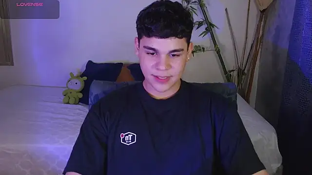 Snapshot of eithan_jonnes chatting on February 20, 2026, 8:33 pm eithan jonnes online show from February 20, 2026, 8:33 pm