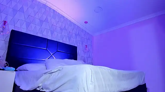 CloheBell online show from May 19, 2026, 1:56 am