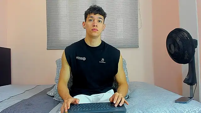 Snapshot of Muscle__Myke chatting on February 22, 2026, 12:29 pm Muscle Myke online show from February 22, 2026, 12:29 pm