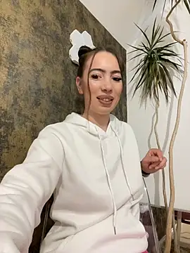 I amSis online show from April 18, 2026, 3:47 pm