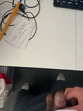 awesomemilkss online show from April 16, 2026, 9:39 pm