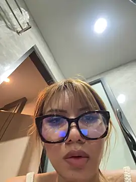 Alittleasaingirl online show from April 15, 2026, 12:42 pm