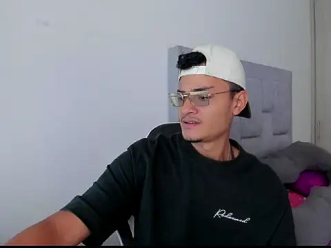 Snapshot of FredericSloan chatting on February 24, 2026, 8:53 pm FredericSloan online show from February 24, 2026, 8:53 pm