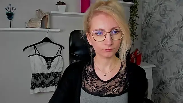 CinderellaMoon online show from March 31, 2026, 5:20 am