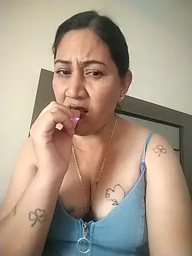 Snapshot of Arely_Sweet chatting on February 15, 2026, 7:57 pm Arely Sweet online show from February 15, 2026, 7:57 pm