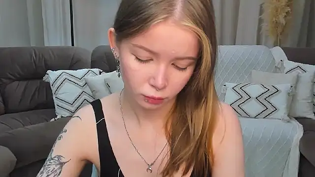 Snapshot of Violetta__Dreams chatting on June 1, 2026, 4:24 am Violetta Dreams online show from June 1, 2026, 4:24 am