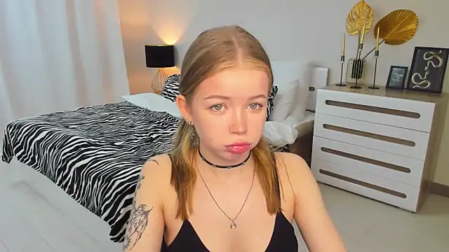 Snapshot of Violetta__Dreams chatting on May 14, 2026, 6:05 pm Violetta Dreams online show from May 14, 2026, 6:05 pm