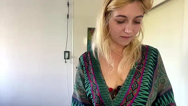 Sophiasnarl online show from February 25, 2026, 8:08 pm