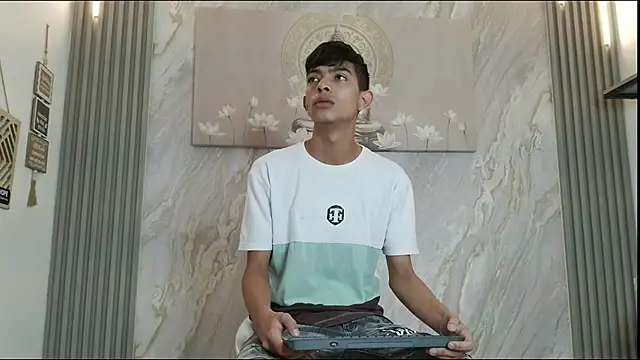 KITTY BOSH online show from April 12, 2026, 1:14 pm