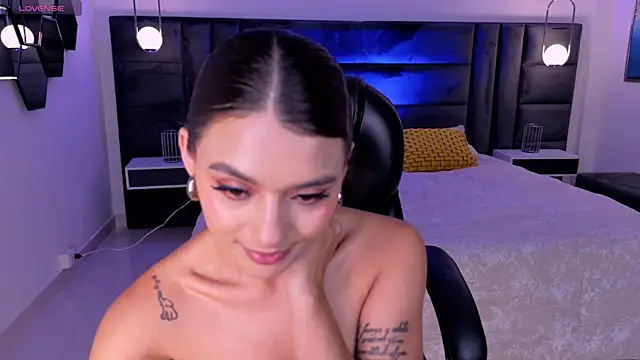 Snapshot of JulietteMoreau chatting on July 18, 2026, 6:49 pm JulietteMoreau online show from July 18, 2026, 6:49 pm