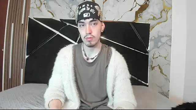 Couple In Heat online show from April 8, 2026, 7:48 pm