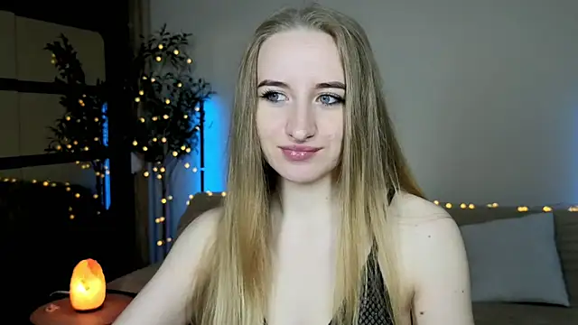 Snapshot of Oxy_Foxie chatting on May 27, 2026, 8:16 pm Oxy Foxie online show from May 27, 2026, 8:16 pm