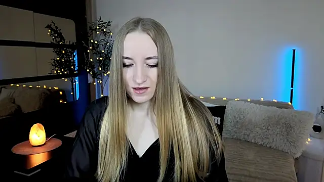 Snapshot of Oxy_Foxie chatting on May 20, 2026, 5:54 pm Oxy Foxie online show from May 20, 2026, 5:54 pm