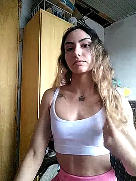 Snapshot of Larinhacat chatting on February 17, 2026, 8:28 pm Larinhacat online show from February 17, 2026, 8:28 pm