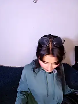 Lili  Clan online show from March 4, 2026, 11:01 pm