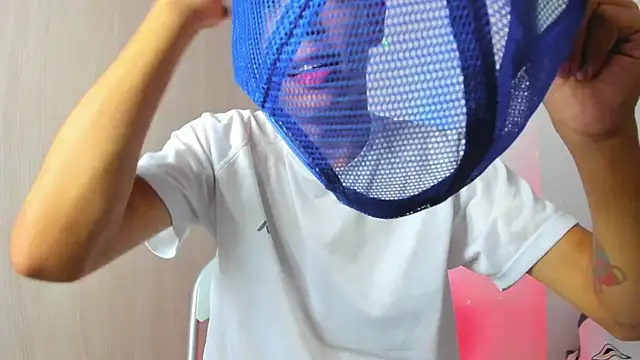 Snapshot of Maxfrost1 chatting on May 8, 2026, 12:03 am Maxfrost1 online show from May 8, 2026, 12:03 am