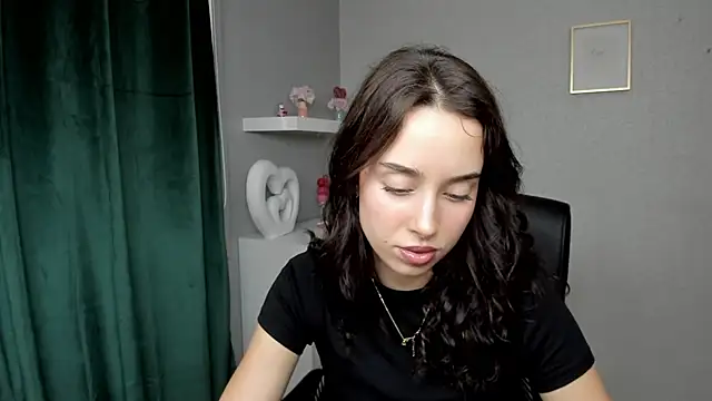 Snapshot of AdeleSolo chatting on June 10, 2026, 6:25 am AdeleSolo online show from June 10, 2026, 6:25 am