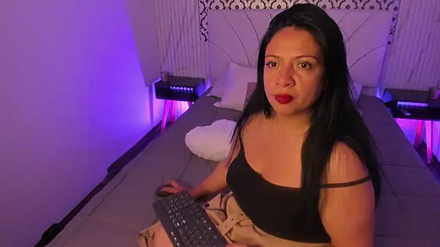 Snapshot of Renatta_Milly chatting on February 18, 2026, 3:26 am Renatta Milly online show from February 18, 2026, 3:26 am