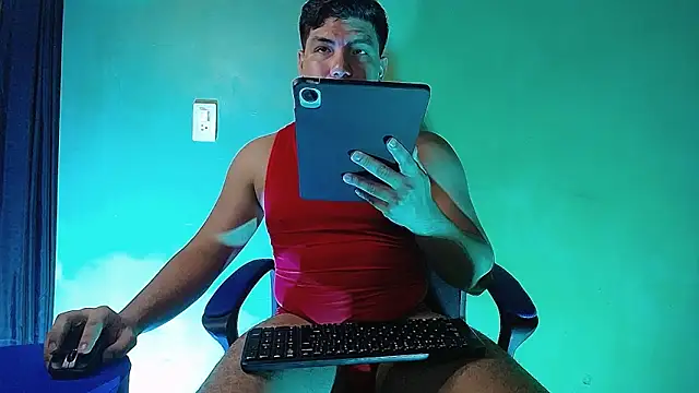 Snapshot of Uriel_Ray_ chatting on February 24, 2026, 10:43 pm Uriel Ray online show from February 24, 2026, 10:43 pm