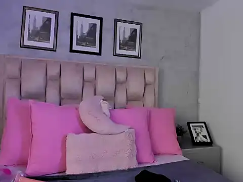 IsabellaRossi online show from April 13, 2026, 6:01 pm