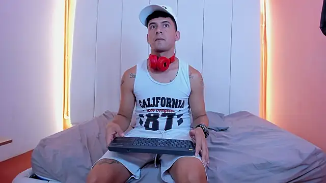 Snapshot of STEVEN_OS chatting on March 3, 2026, 8:32 am STEVEN OS online show from March 3, 2026, 8:32 am