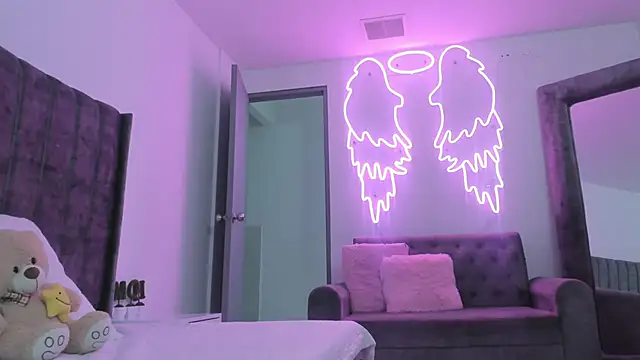 Evelin  thompsson online show from February 17, 2026, 4:10 am