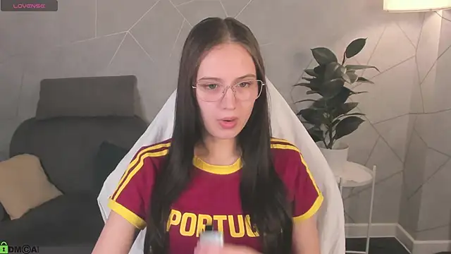 Miaa Hill online show from April 16, 2026, 11:33 am