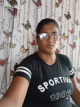 indianstrawberrylips4u online show from May 20, 2026, 10:01 am
