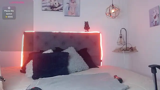 CHERRY DARCK online show from April 14, 2026, 3:39 pm