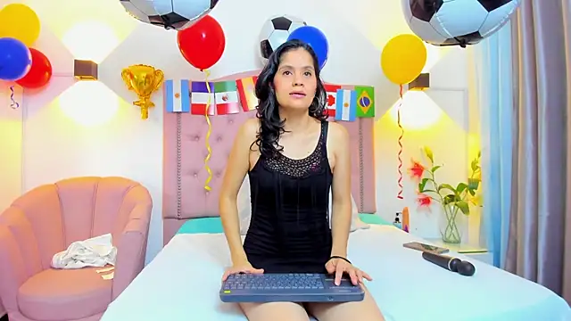 Snapshot of Paulynavera chatting on June 13, 2026, 1:53 pm Paulynavera online show from June 13, 2026, 1:53 pm