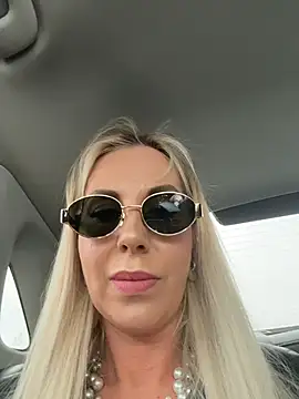 LisaMurr online show from April 22, 2026, 10:11 am