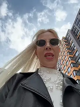 LisaMurr online show from April 14, 2026, 10:42 am