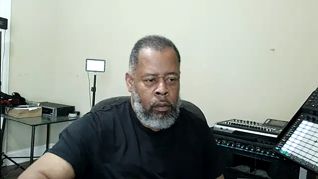 Cleozevo1961 online show from April 8, 2026, 4:08 pm