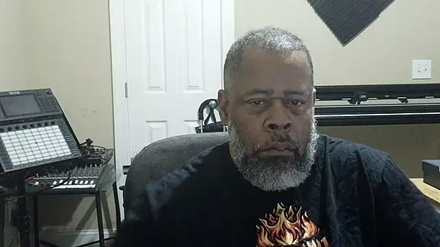 Cleozevo1961 online show from June 3, 2026, 9:32 am