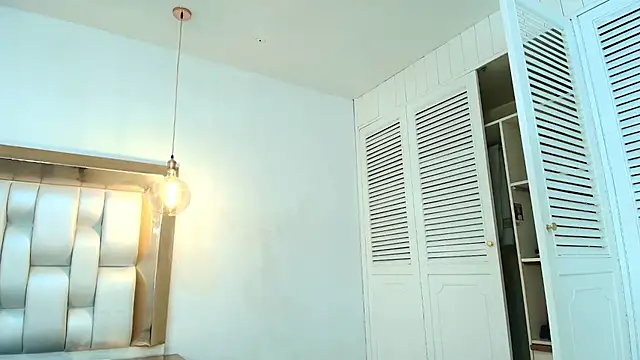 Snapshot of AzulMaveric chatting on June 12, 2026, 7:55 pm AzulMaveric online show from June 12, 2026, 7:55 pm