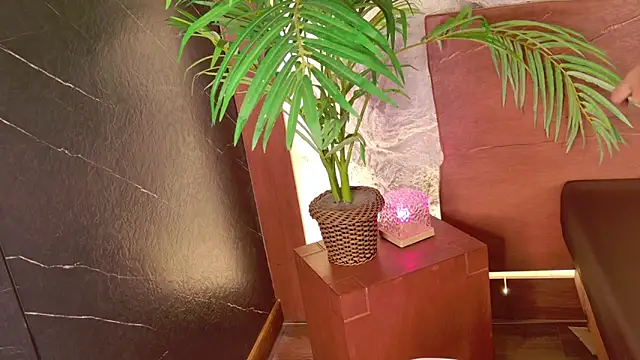 Rolyloren  online show from February 24, 2026, 4:08 pm