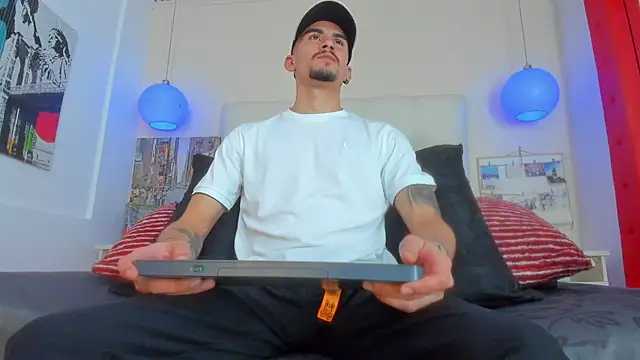 SharonTygaX online show from April 12, 2026, 4:27 am