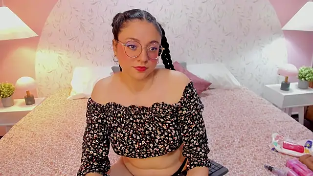 Snapshot of Angelie_Rosebrm chatting on March 3, 2026, 12:28 am Angelie Rosebrm online show from March 3, 2026, 12:28 am