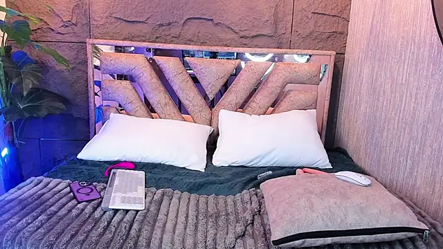 SophyAdams online show from April 21, 2026, 2:51 am