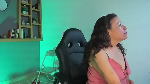 Snapshot of Ivonne_4 chatting on July 1, 2026, 1:33 pm Ivonne 4 online show from July 1, 2026, 1:33 pm
