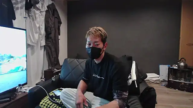 ryuaaaaa online show from April 15, 2026, 2:21 pm