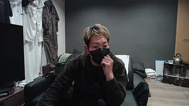 ryuaaaaa online show from April 14, 2026, 1:49 pm