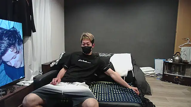 ryuaaaaa online show from April 18, 2026, 1:02 pm