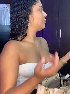 Miaafoxx   online show from April 18, 2026, 7:51 pm