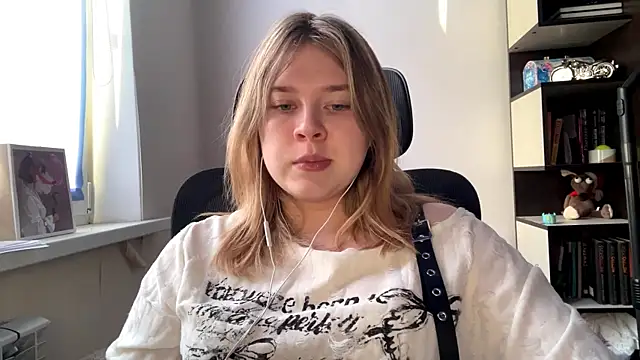 TomikoPfau online show from April 17, 2026, 2:09 pm