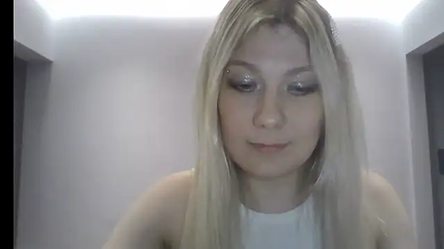 Foxy Bright online show from March 12, 2026, 7:40 pm